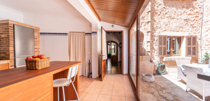 Mallorcan town house for rrent in Campos with patio, terrace, and three bedrooms