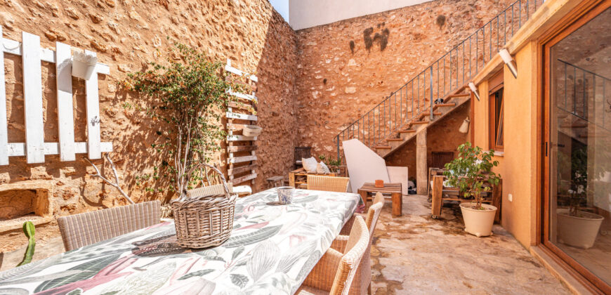 Mallorcan town house for rrent in Campos with patio, terrace, and three bedrooms