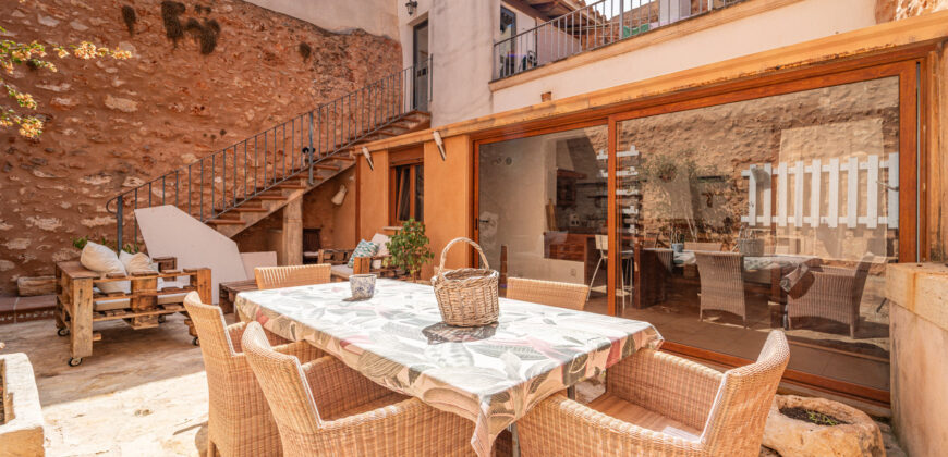 Mallorcan town house for rrent in Campos with patio, terrace, and three bedrooms