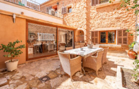 Casa mallorquina de dos plantas en alquiler en Campos con patio y terraza soleada