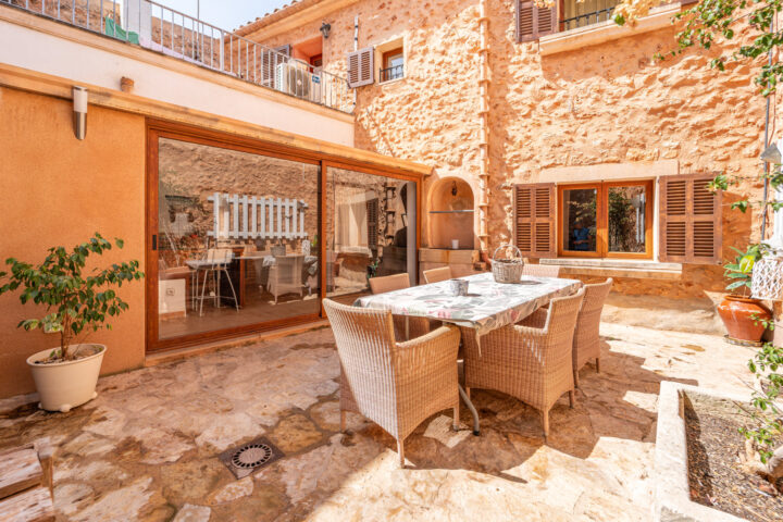 Mallorcan town house for rrent in Campos with patio, terrace, and three bedrooms