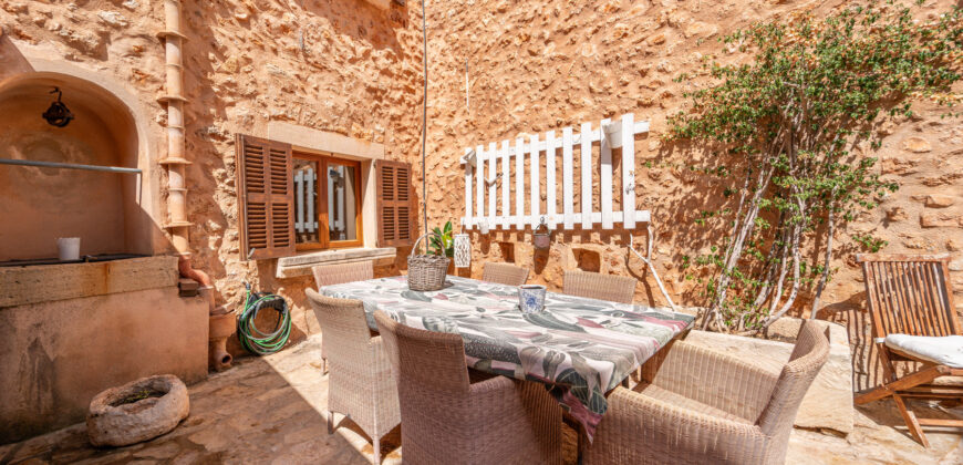 Mallorcan town house for rrent in Campos with patio, terrace, and three bedrooms