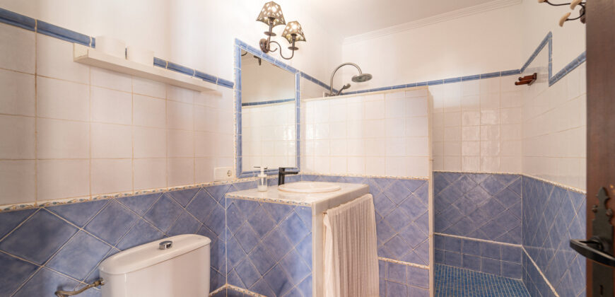 Mallorcan town house for rrent in Campos with patio, terrace, and three bedrooms