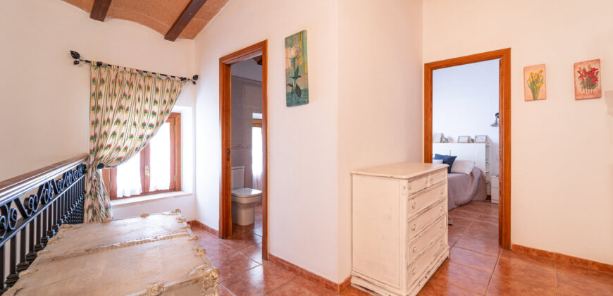 Mallorcan town house for rrent in Campos with patio, terrace, and three bedrooms