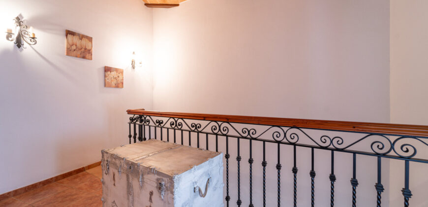 Mallorcan town house for rrent in Campos with patio, terrace, and three bedrooms