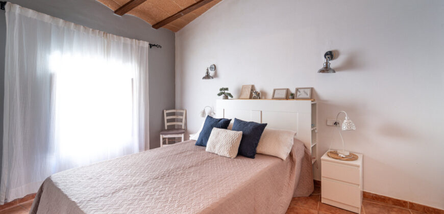 Mallorcan town house for rrent in Campos with patio, terrace, and three bedrooms