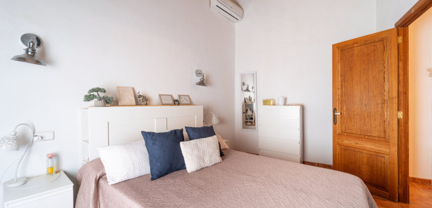 Mallorcan town house for rrent in Campos with patio, terrace, and three bedrooms