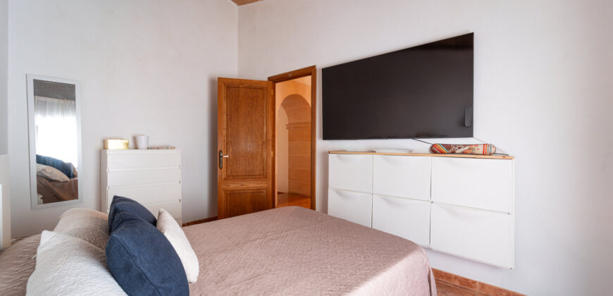 Mallorcan town house for rrent in Campos with patio, terrace, and three bedrooms