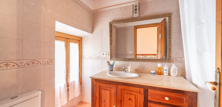 Mallorcan town house for rrent in Campos with patio, terrace, and three bedrooms