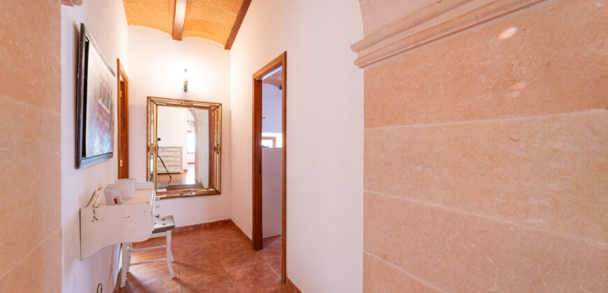 Mallorcan town house for rrent in Campos with patio, terrace, and three bedrooms