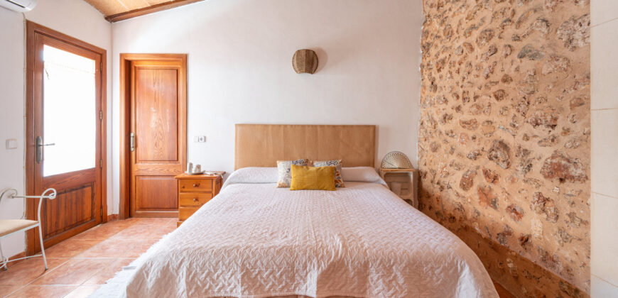 Mallorcan town house for rrent in Campos with patio, terrace, and three bedrooms