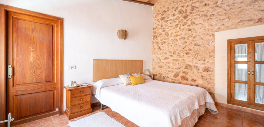 Mallorcan town house for rrent in Campos with patio, terrace, and three bedrooms
