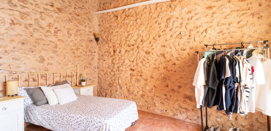 Mallorcan town house for rrent in Campos with patio, terrace, and three bedrooms