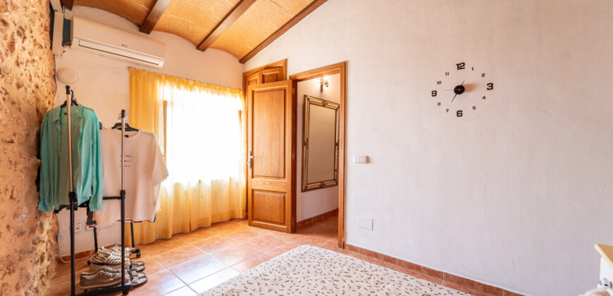 Mallorcan town house for rrent in Campos with patio, terrace, and three bedrooms