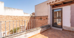 Mallorcan town house for rrent in Campos with patio, terrace, and three bedrooms