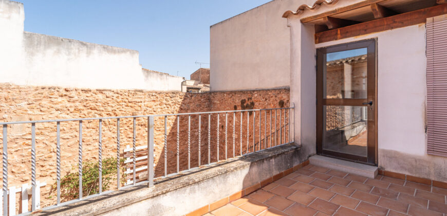 Mallorcan town house for rrent in Campos with patio, terrace, and three bedrooms