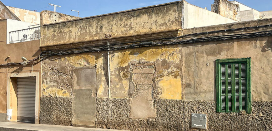 House for sale to renovate in Palma – Urban plot with building potential on Carrer Sant Ignasi
