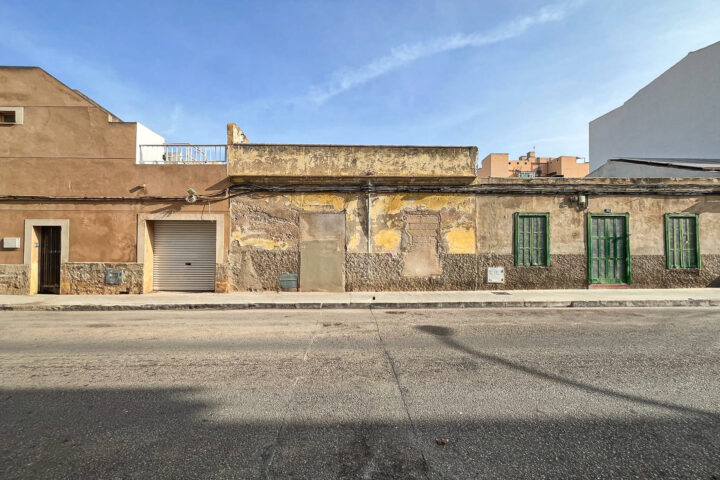 House for sale to renovate in Palma – Urban plot with building potential on Carrer Sant Ignasi