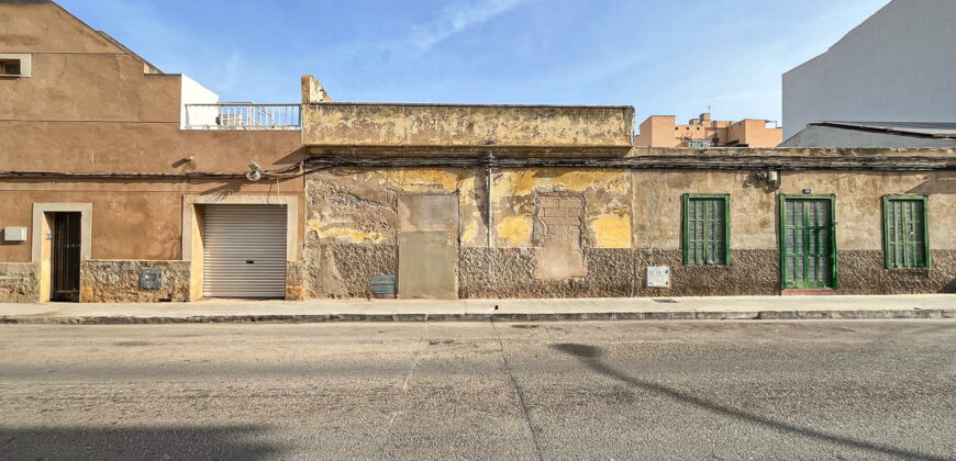 House for sale to renovate in Palma – Urban plot with building potential on Carrer Sant Ignasi