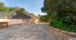 Casa de pueblo reformada en venta en Ses Salines con terraza, patio y todo en una sola planta