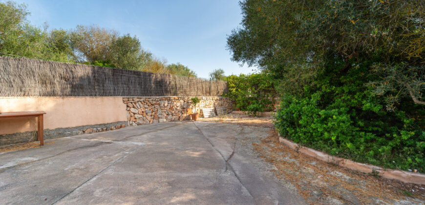 Casa de pueblo reformada en venta en Ses Salines con terraza, patio y todo en una sola planta