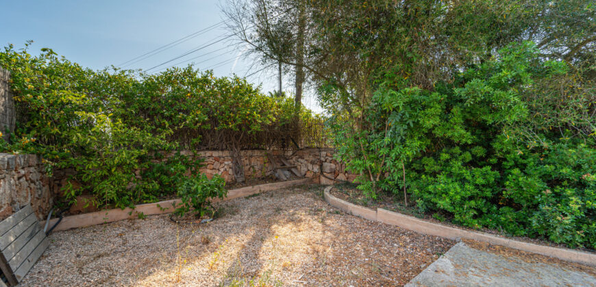 Casa de pueblo reformada en venta en Ses Salines con terraza, patio y todo en una sola planta