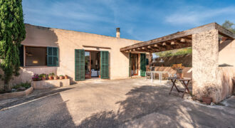Casa de pueblo reformada en venta en Ses Salines con terraza, patio y todo en una sola planta