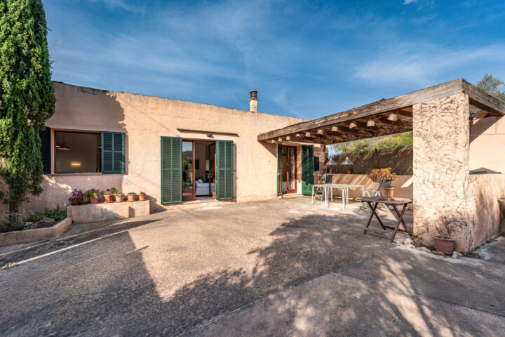 Casa de pueblo reformada en venta en Ses Salines con terraza, patio y todo en una sola planta
