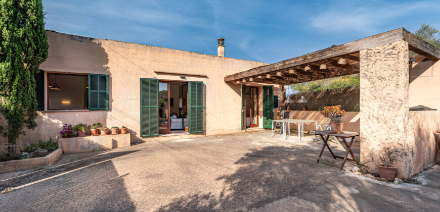 Casa de pueblo reformada en venta en Ses Salines con terraza, patio y todo en una sola planta