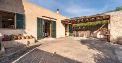 Casa de pueblo reformada en venta en Ses Salines con terraza, patio y todo en una sola planta