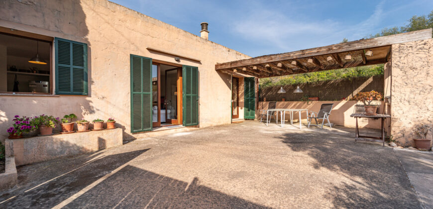 Casa de pueblo reformada en venta en Ses Salines con terraza, patio y todo en una sola planta