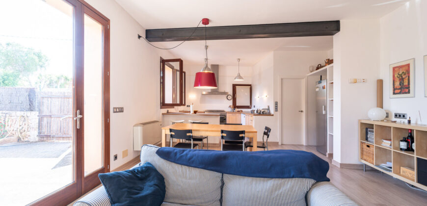 Casa de pueblo reformada en venta en Ses Salines con terraza, patio y todo en una sola planta