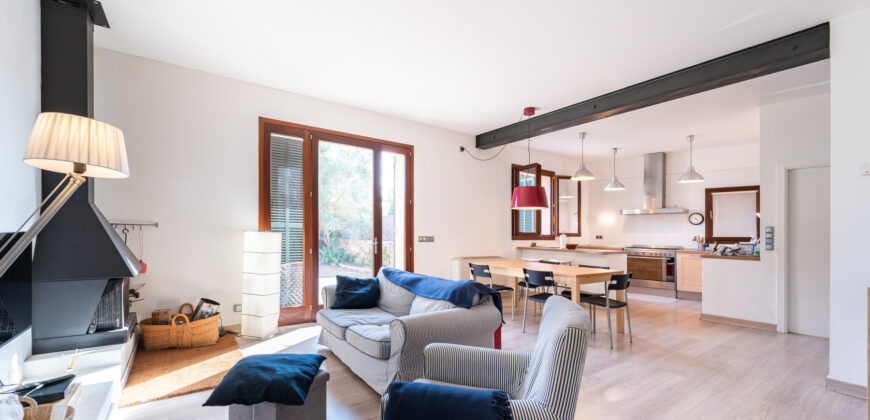 Casa de pueblo reformada en venta en Ses Salines con terraza, patio y todo en una sola planta
