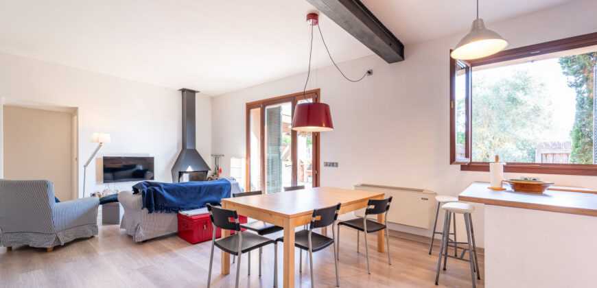 Casa de pueblo reformada en venta en Ses Salines con terraza, patio y todo en una sola planta