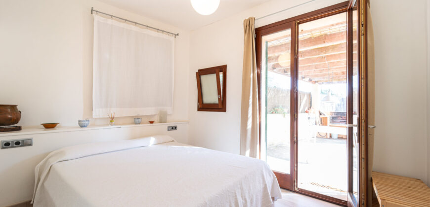 Casa de pueblo reformada en venta en Ses Salines con terraza, patio y todo en una sola planta
