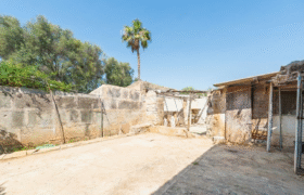 Casa de pueblo en venta en Ses Salines con terraza y gran potencial