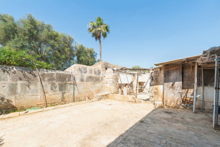 Vielseitiges Dorfhaus mit zwei Etagen und Terrasse im Zentrum von Ses Salines zu verkaufen