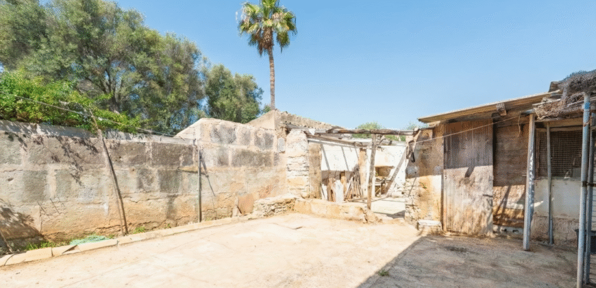 Casa de pueblo en venta en Ses Salines con terraza y gran potencial