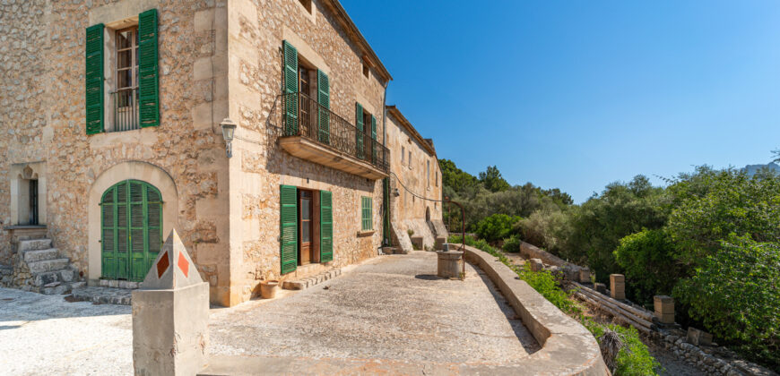 Historic estate in Pollença to renovate, with over 8,900 sq ft of built area and unique potential