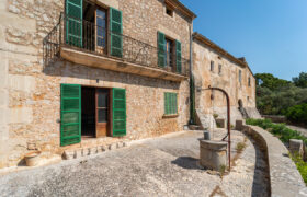 Finca con carácter histórico en Pollença, para reformar, con más de 800 m² construidos y un potencial único