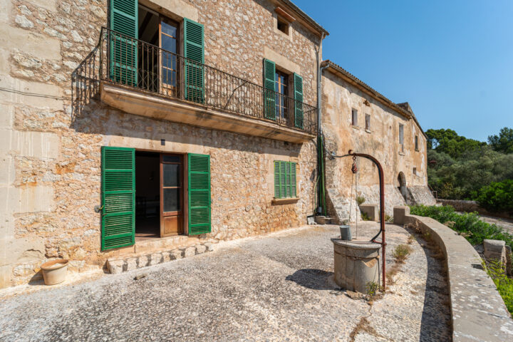 Historic estate in Pollença to renovate, with over 8,900 sq ft of built area and unique potential