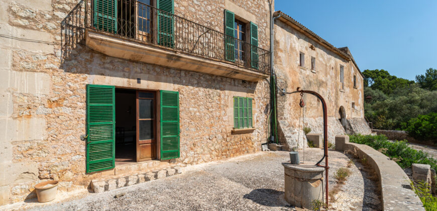 Historic estate in Pollença to renovate, with over 8,900 sq ft of built area and unique potential