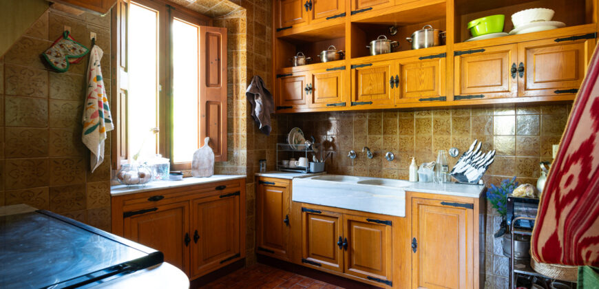 Historic estate in Pollença to renovate, with over 8,900 sq ft of built area and unique potential