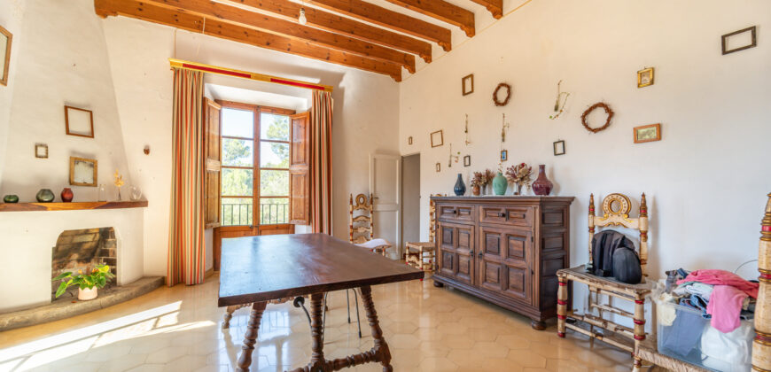 Historic estate in Pollença to renovate, with over 8,900 sq ft of built area and unique potential