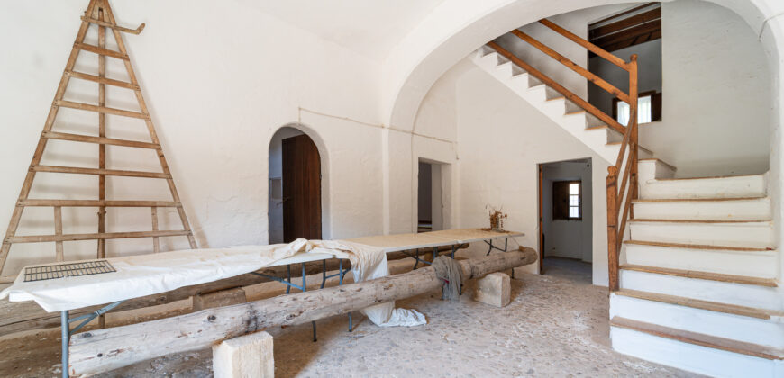 Historic estate in Pollença to renovate, with over 8,900 sq ft of built area and unique potential