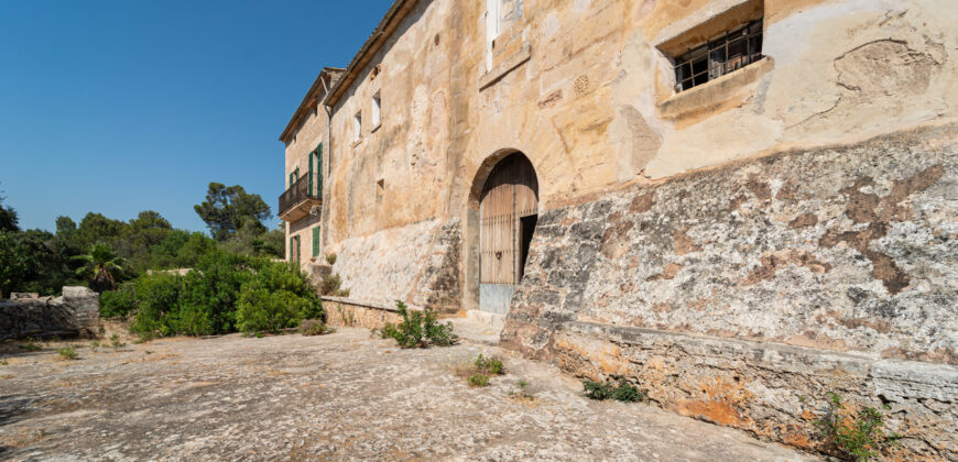 Historic estate in Pollença to renovate, with over 8,900 sq ft of built area and unique potential
