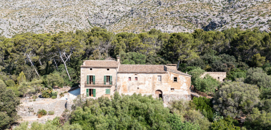 Historic estate in Pollença to renovate, with over 8,900 sq ft of built area and unique potential