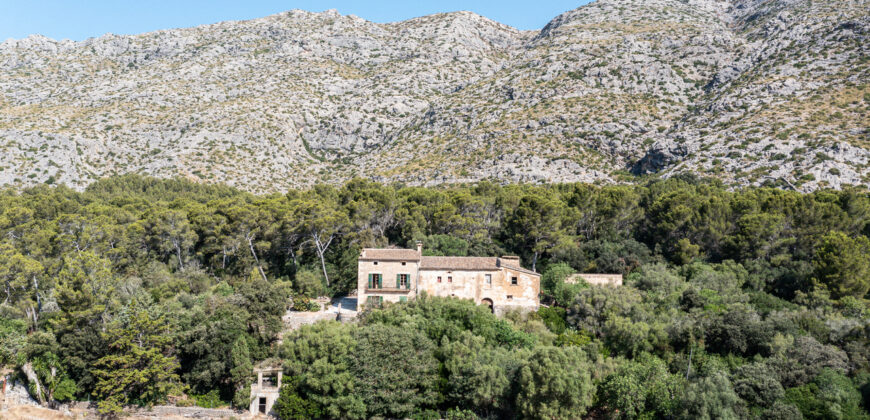 Historic estate in Pollença to renovate, with over 8,900 sq ft of built area and unique potential
