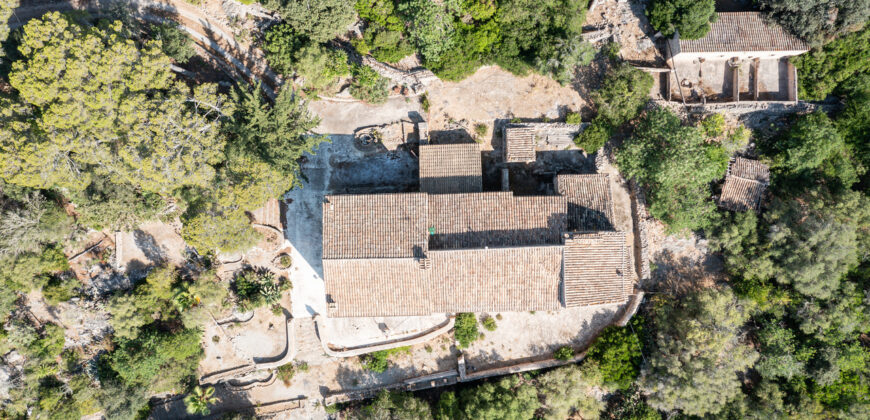 Historic estate in Pollença to renovate, with over 8,900 sq ft of built area and unique potential