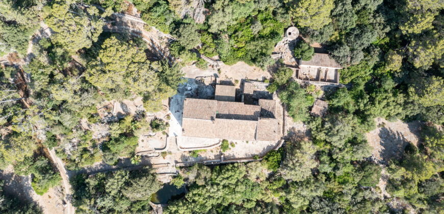 Historic estate in Pollença to renovate, with over 8,900 sq ft of built area and unique potential